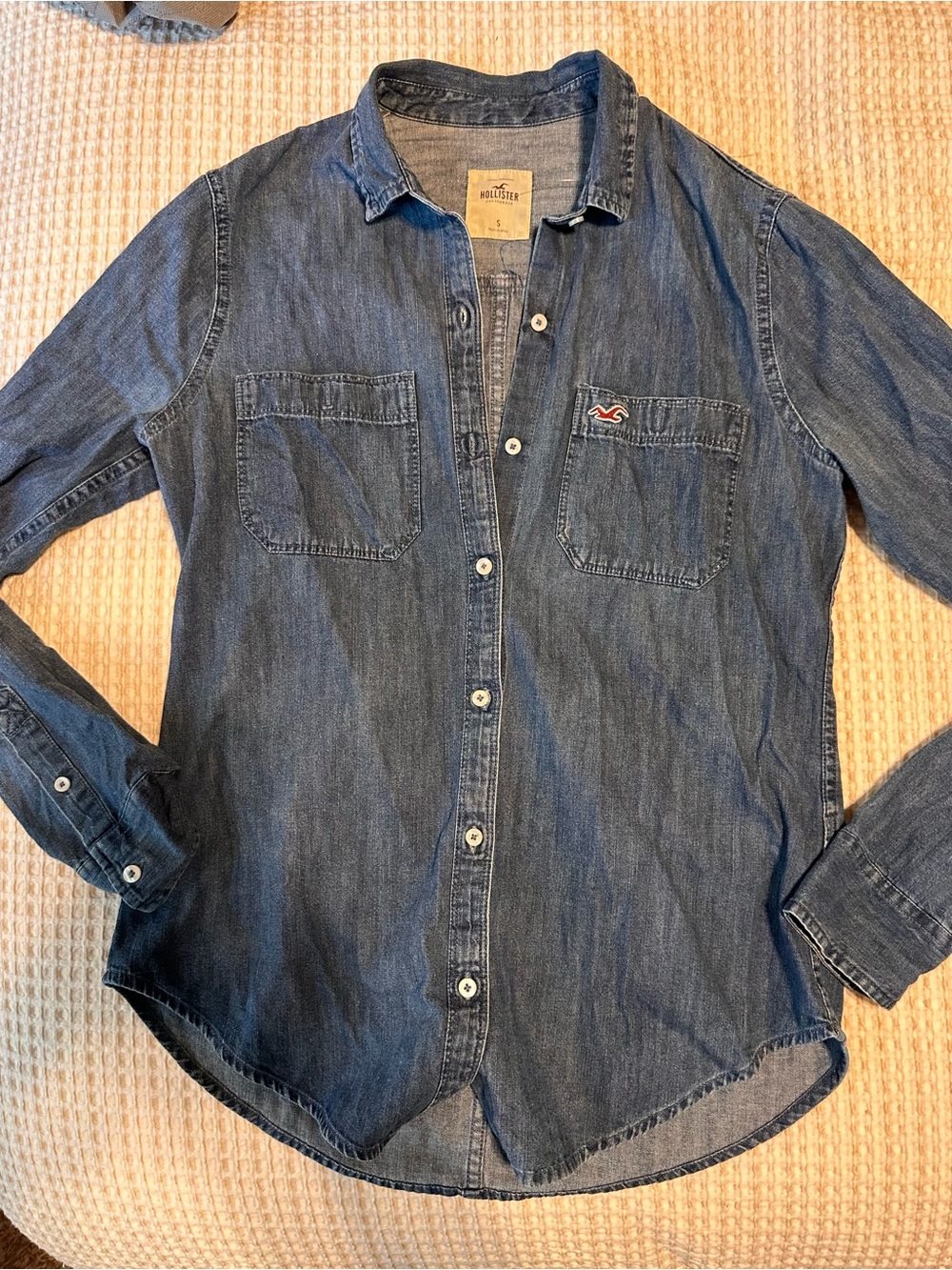 Vintage Y2K Hollister Women's Faded Denim Button-Down Shirt - Blue